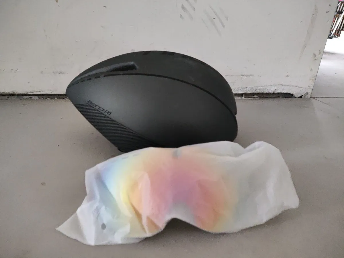Aero bike helmet - Image 1