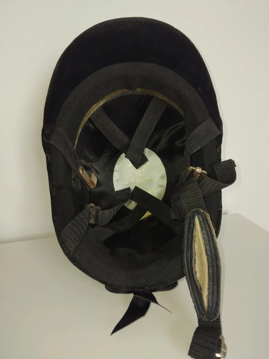 Horseriding helmet & boots - Image 3
