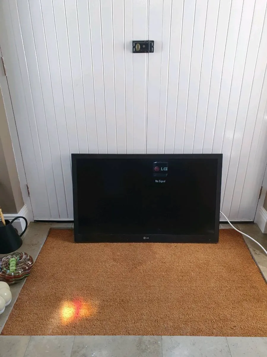 LG FLAT SCREEN TV - Image 2