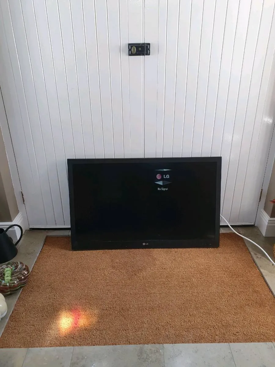 LG FLAT SCREEN TV - Image 3