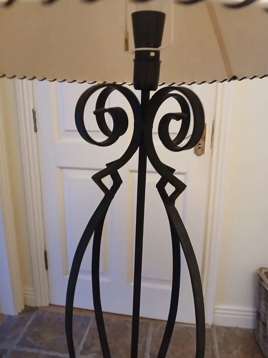 Wrought iron floor lamp - Image 2