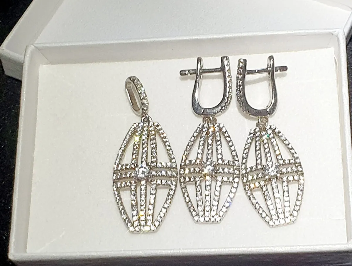 Stunning matching earrings and pendant jewellery s - Image 1