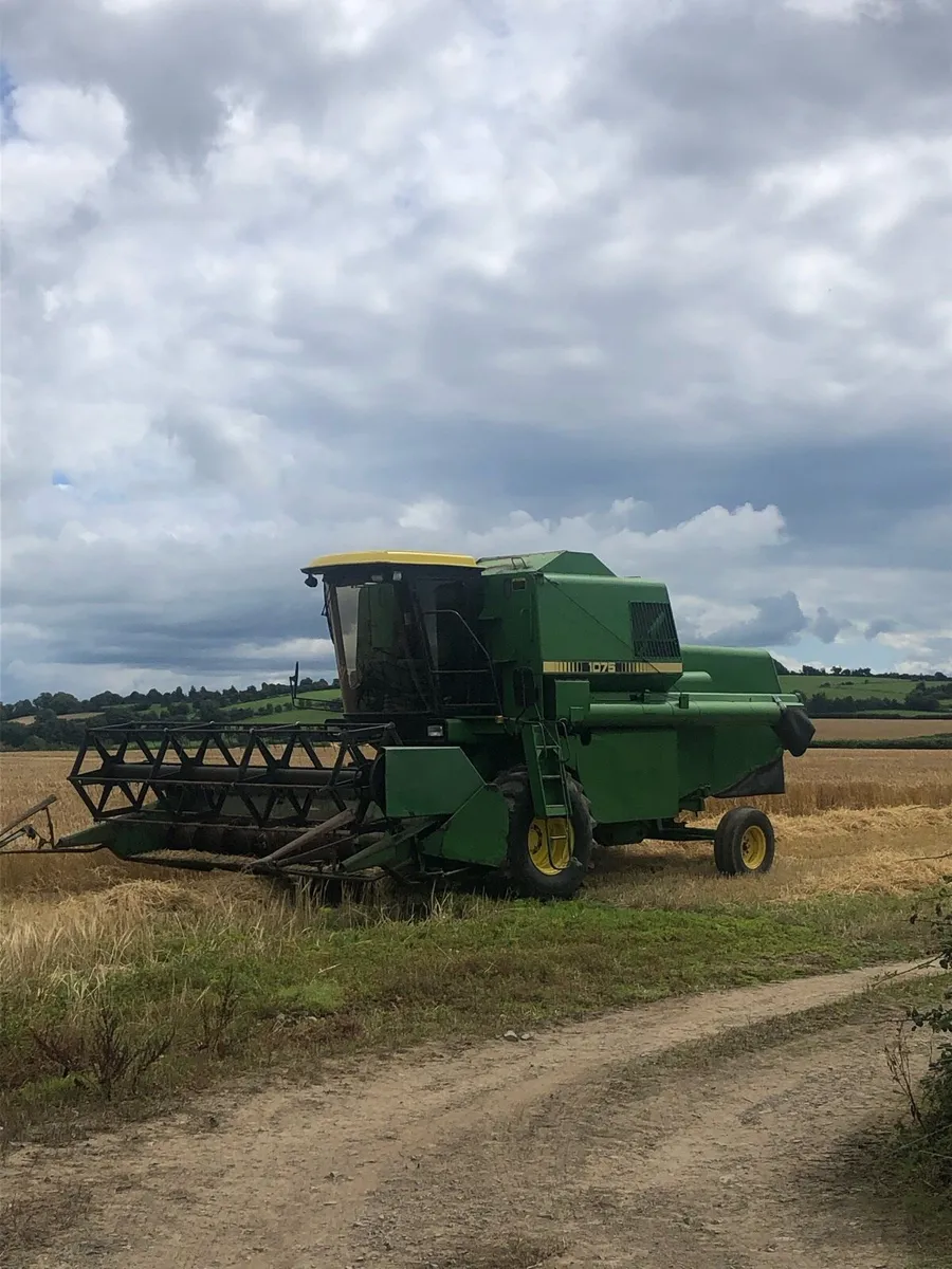 JD 1075 Combine - Image 1