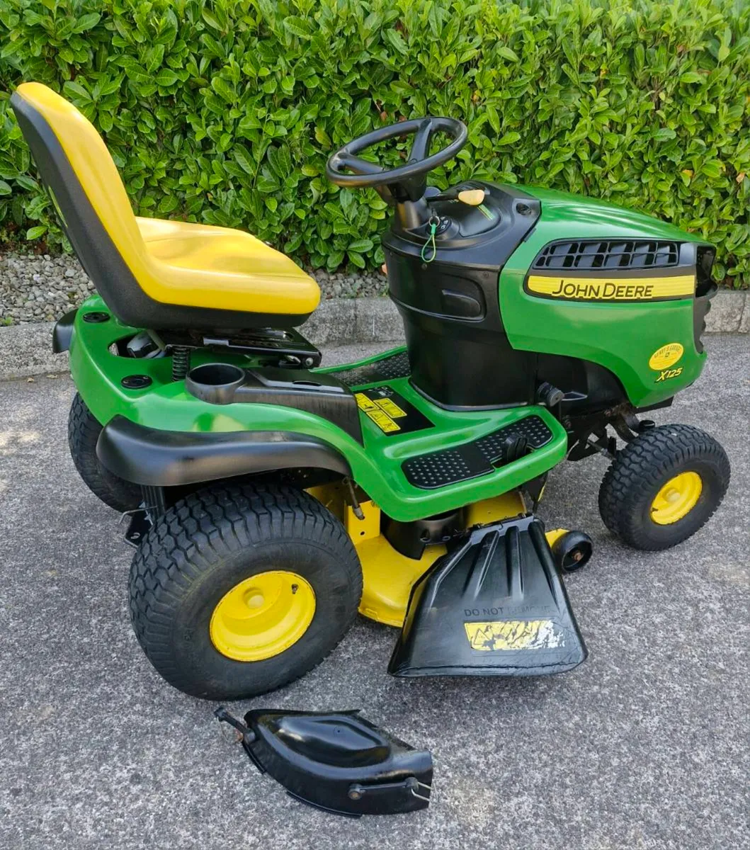John Deere Ride on Lawnmower - Image 1