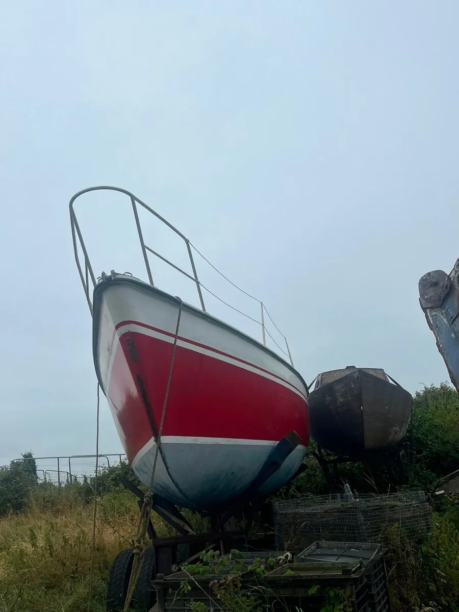 Fibreglass yacht - Image 4