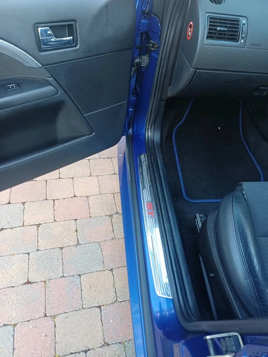 Motor vehicle - Image 2
