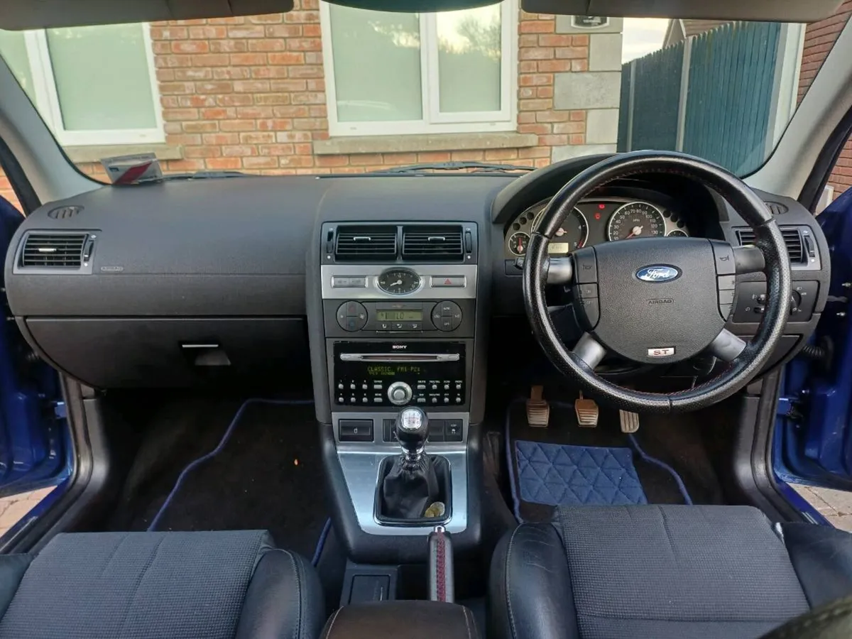 Motor vehicle - Image 4
