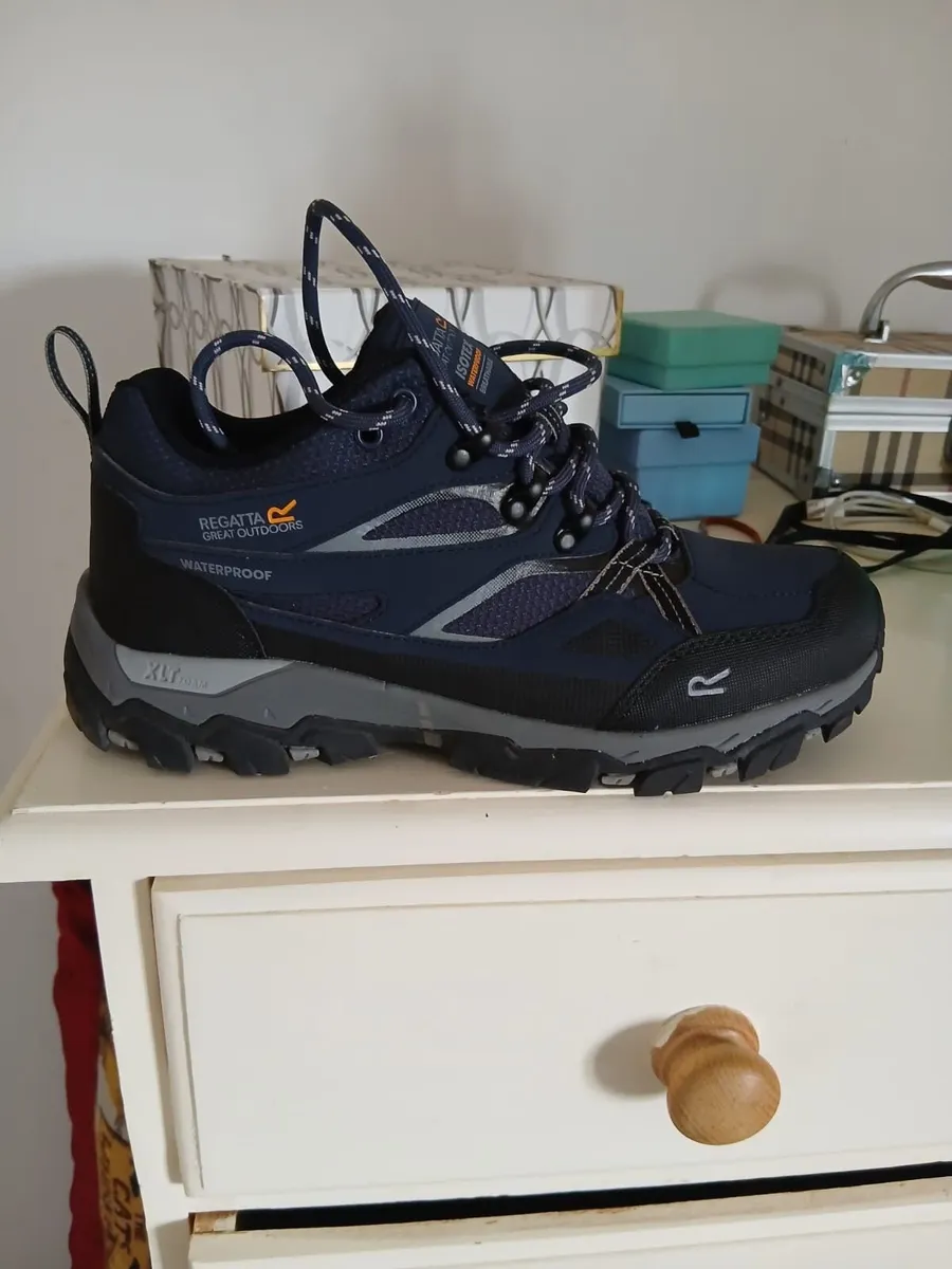 walking shoes - Image 1