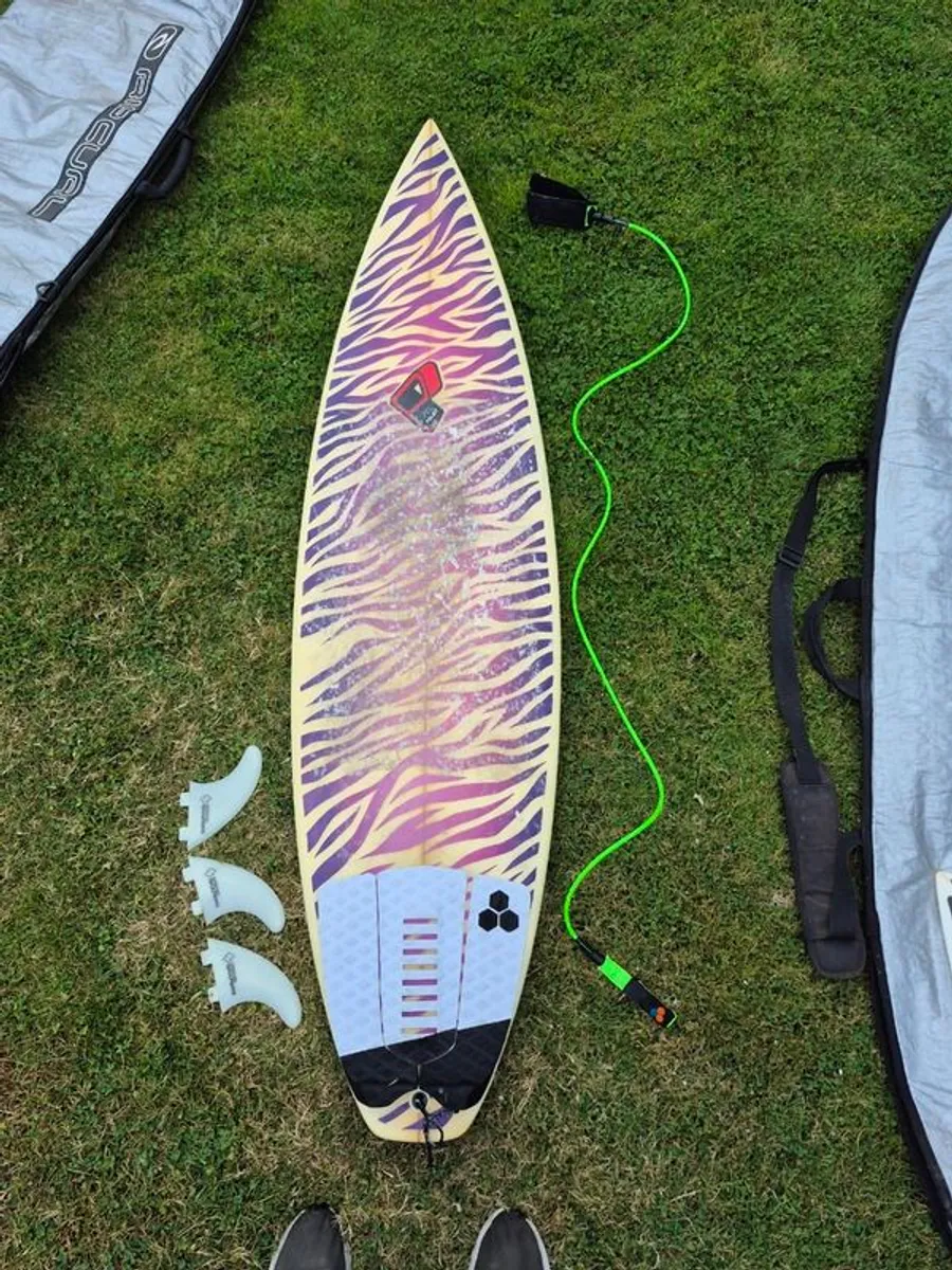 3 surfboards with fins, leash and bags - Image 2