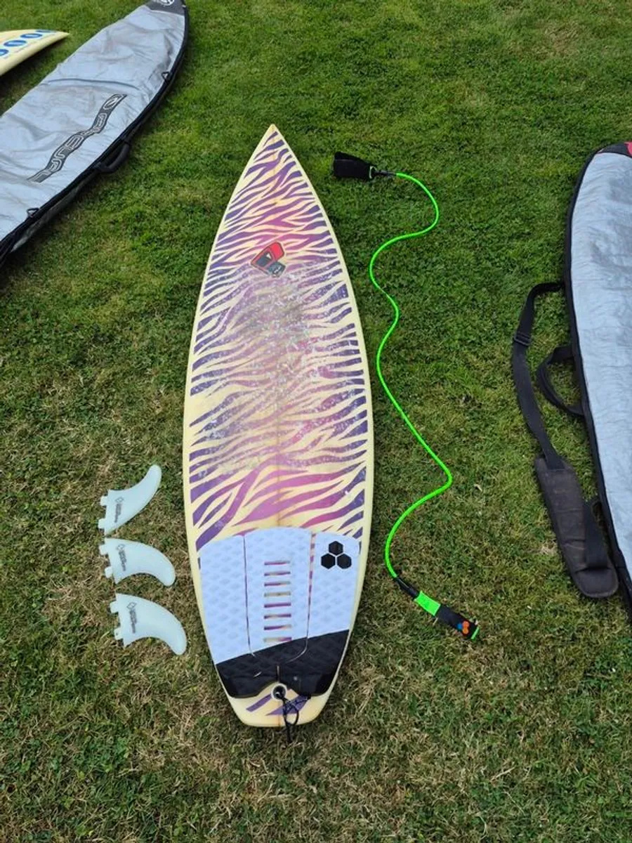3 surfboards with fins, leash and bags - Image 3