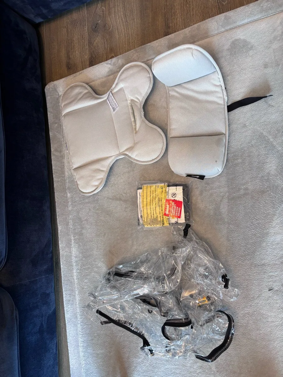 Doona car seat stroller + ISOFIX base +accesories - Image 2