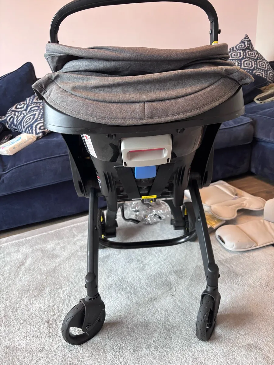 Doona car seat stroller + ISOFIX base +accesories - Image 3