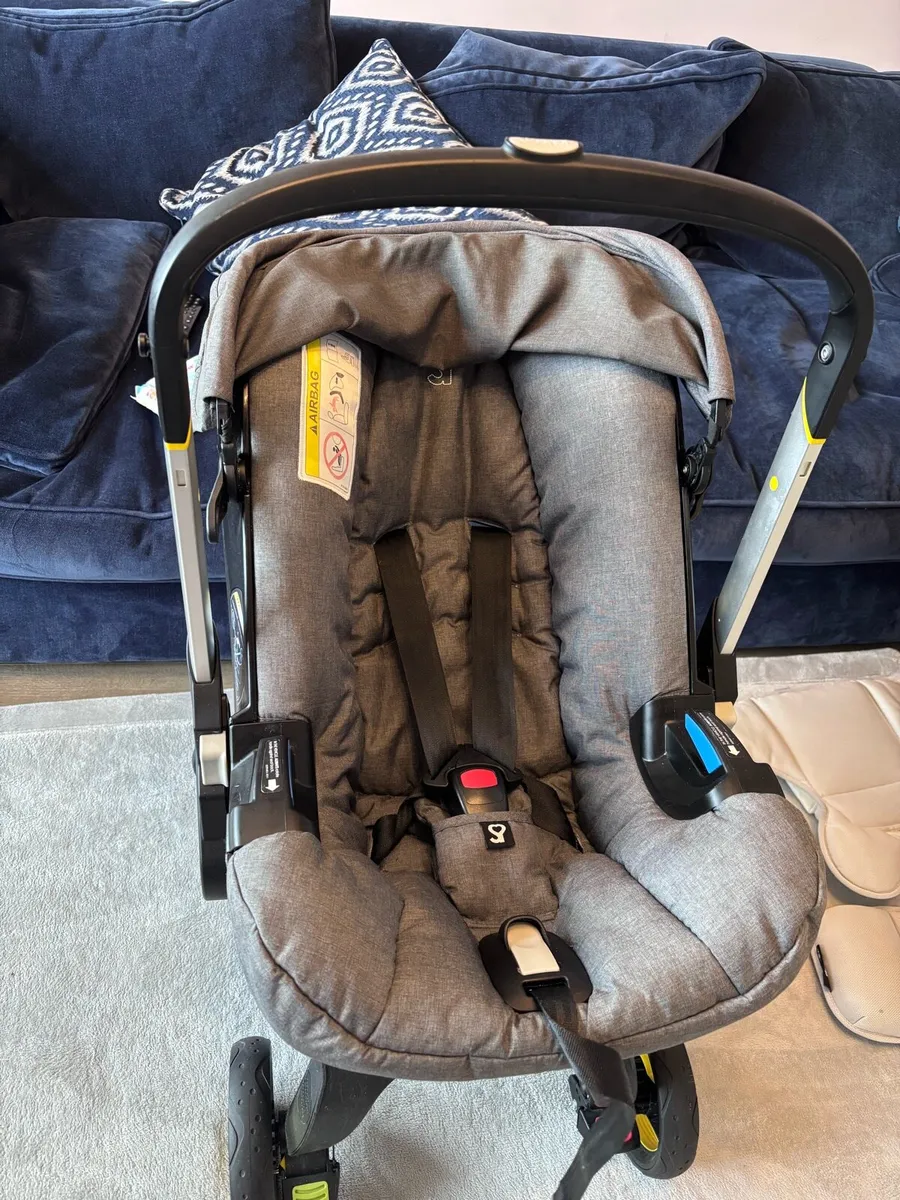 Doona car seat stroller + ISOFIX base +accesories - Image 1