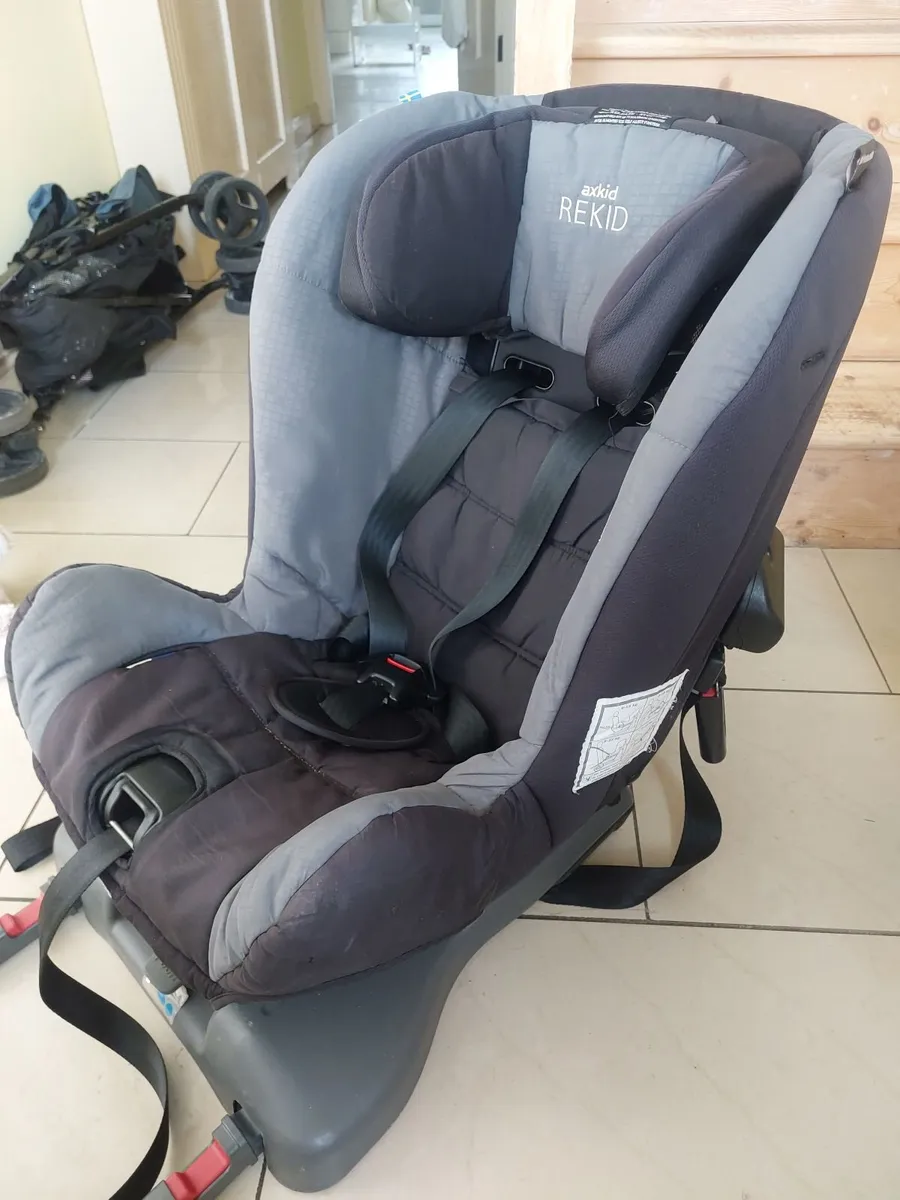 Axkid Rekid rearward facing ISOFIX car seat - Image 1