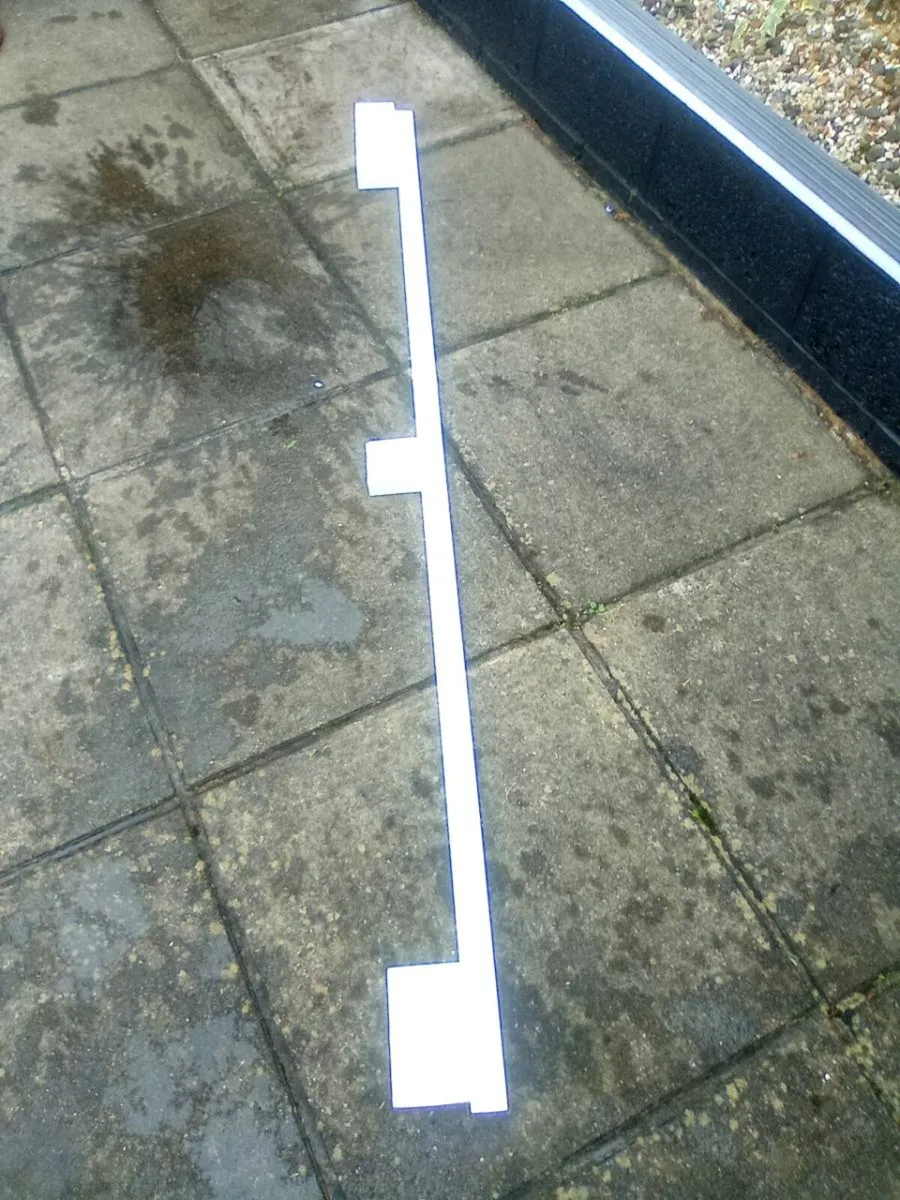 3. SOCKETS.  MOUNTED.  ON.  2. METRES.  TRUNKING - Image 1