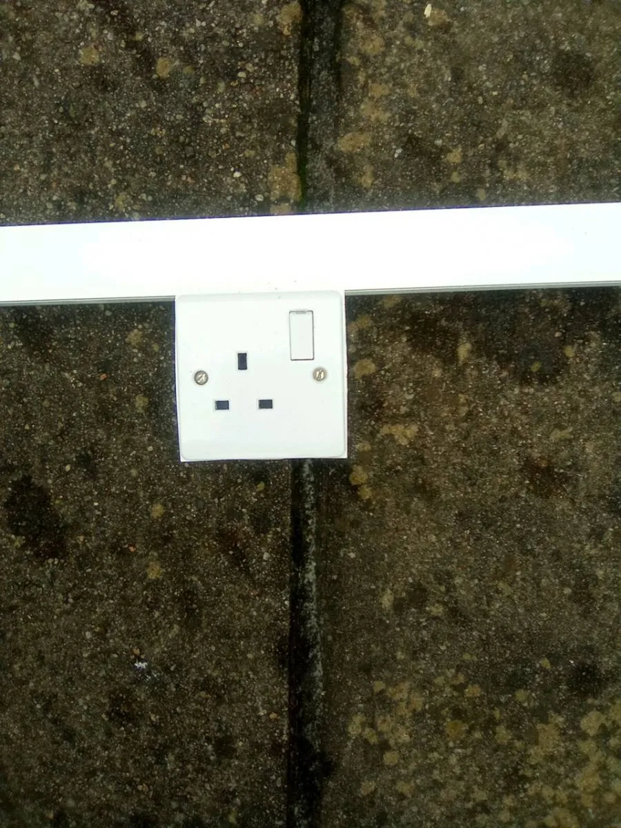 3. SOCKETS.  MOUNTED.  ON.  2. METRES.  TRUNKING - Image 4