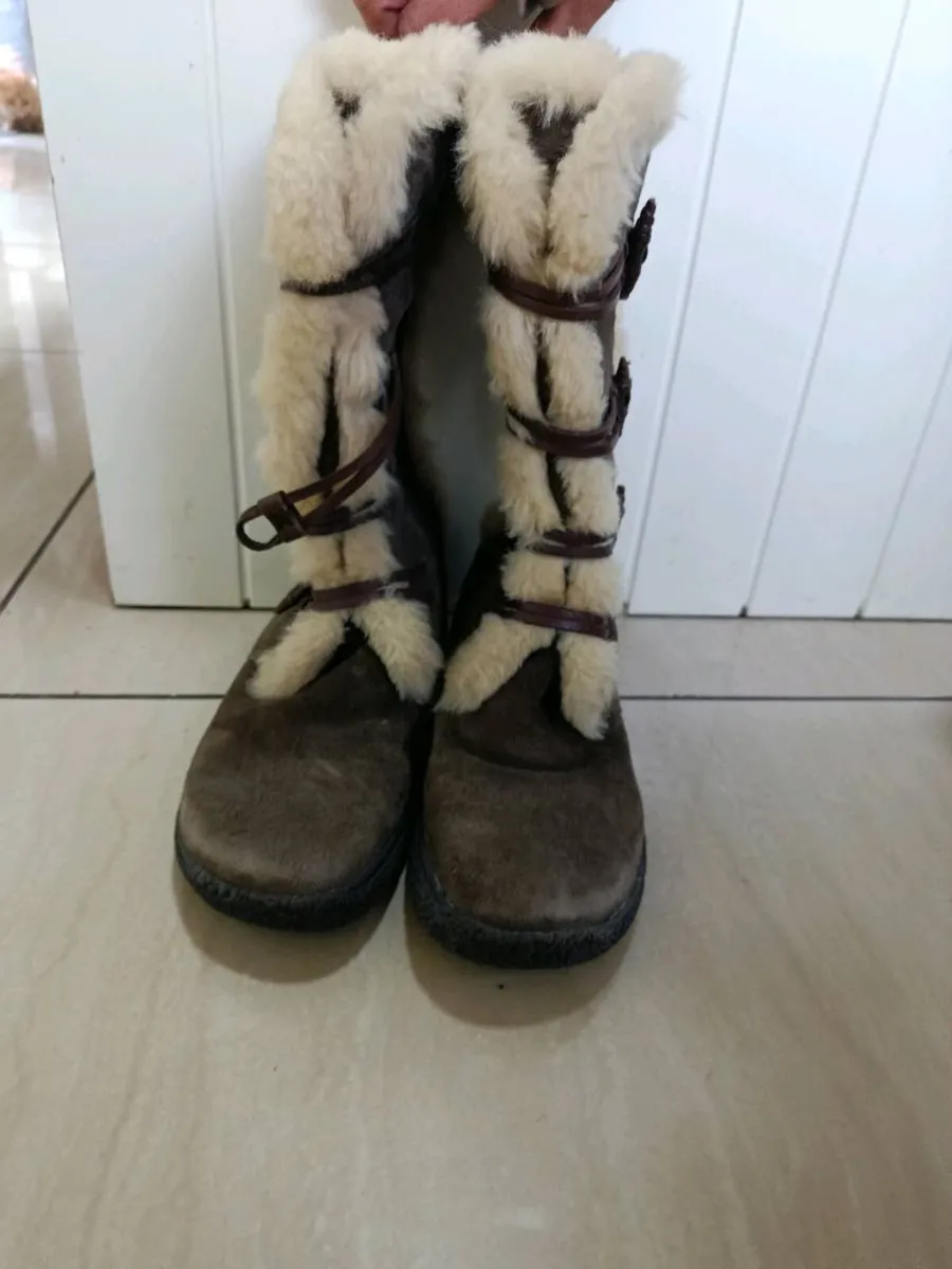 Pavers Comfort Brown Suede Fur-Lined Boots - Image 2