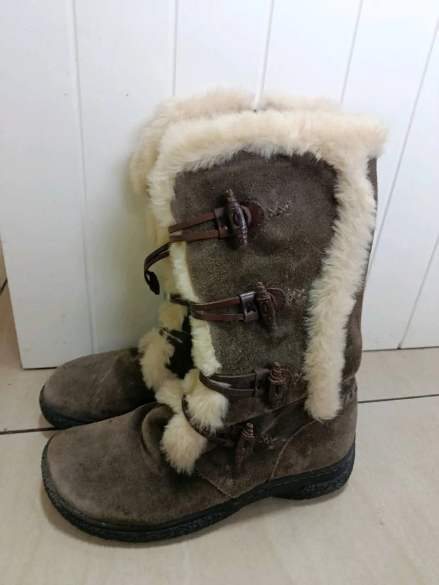 Pavers Comfort Brown Suede Fur-Lined Boots - Image 3