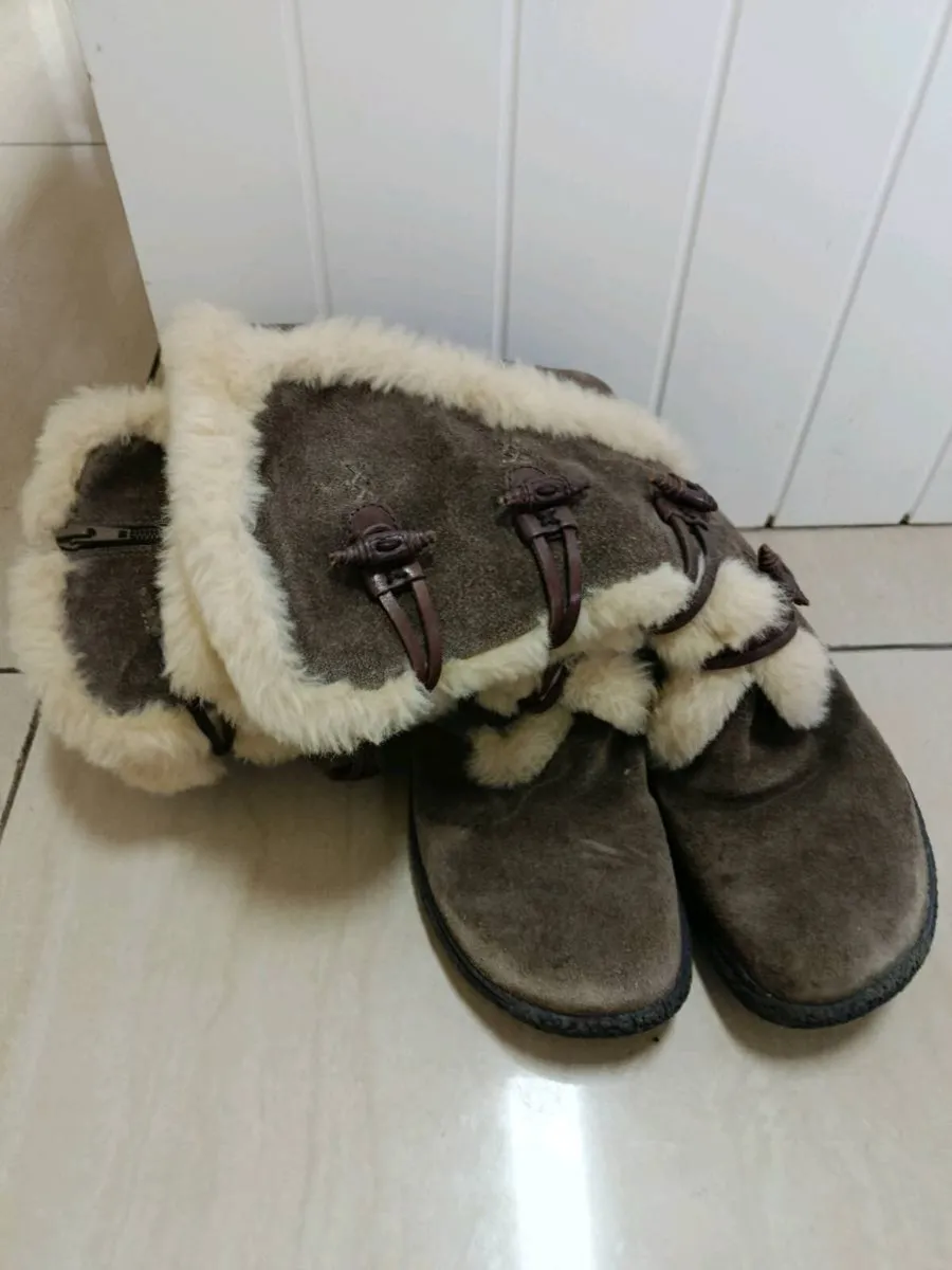 Pavers Comfort Brown Suede Fur-Lined Boots - Image 4