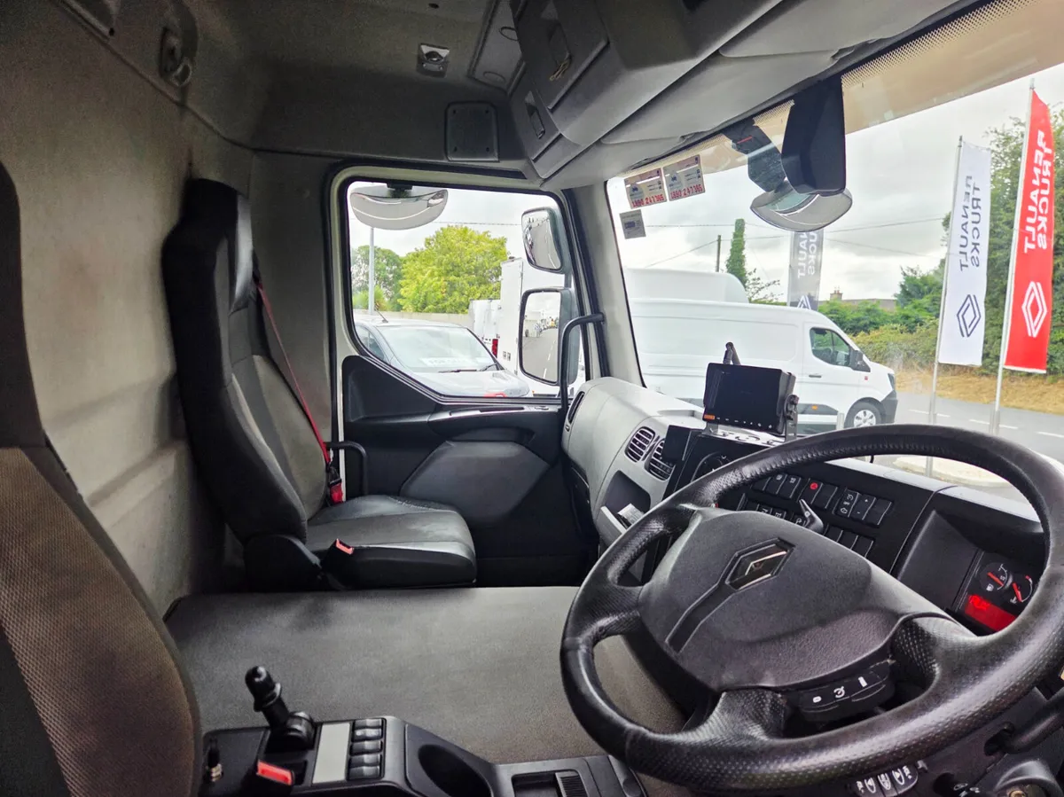 2017 Renault D Range 28’’Curtain Sider - Image 3