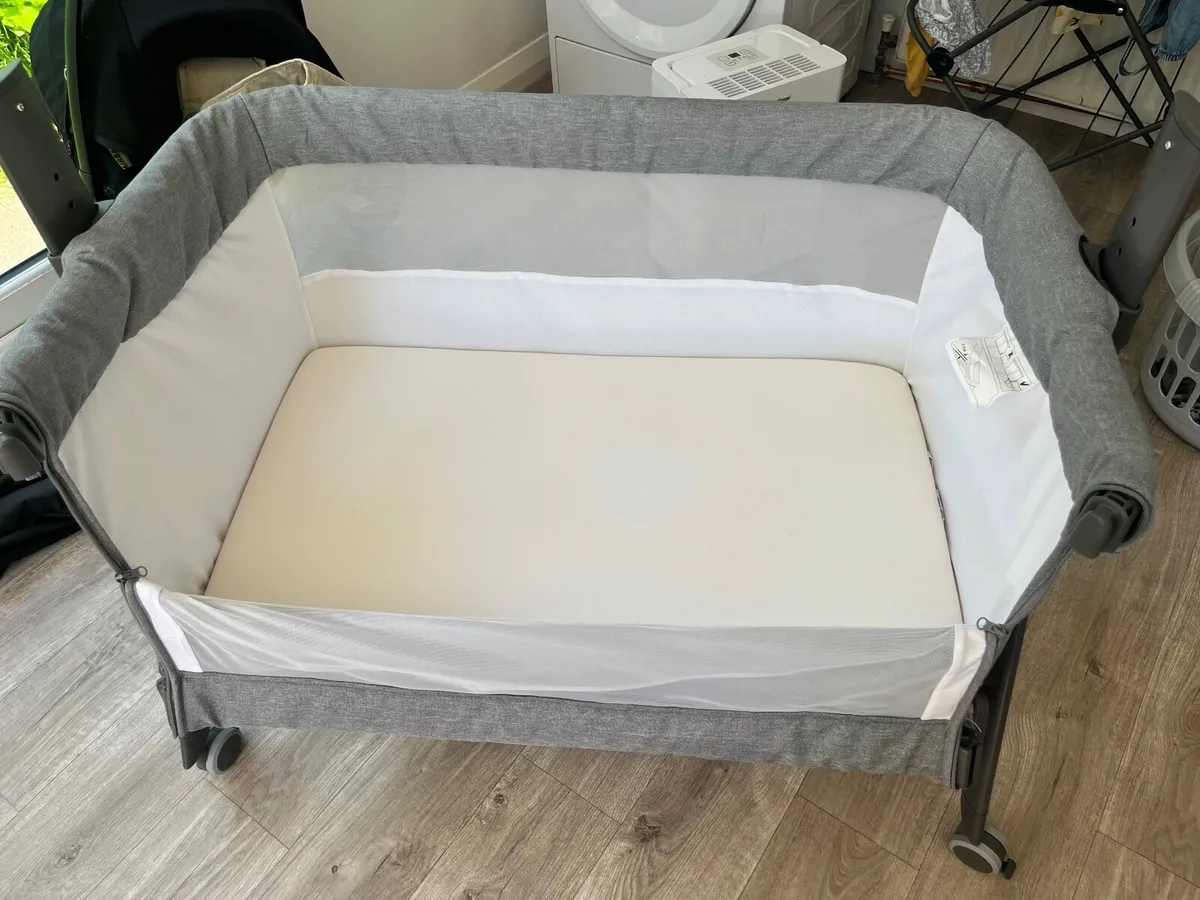 Silver Cross travel crib co-sleeper - Image 3