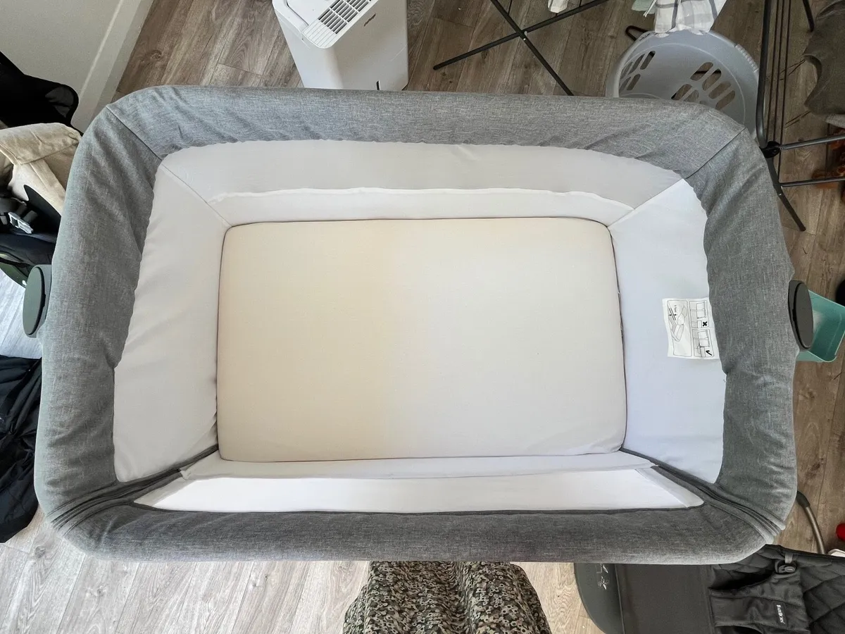 Silver Cross travel crib co-sleeper - Image 4