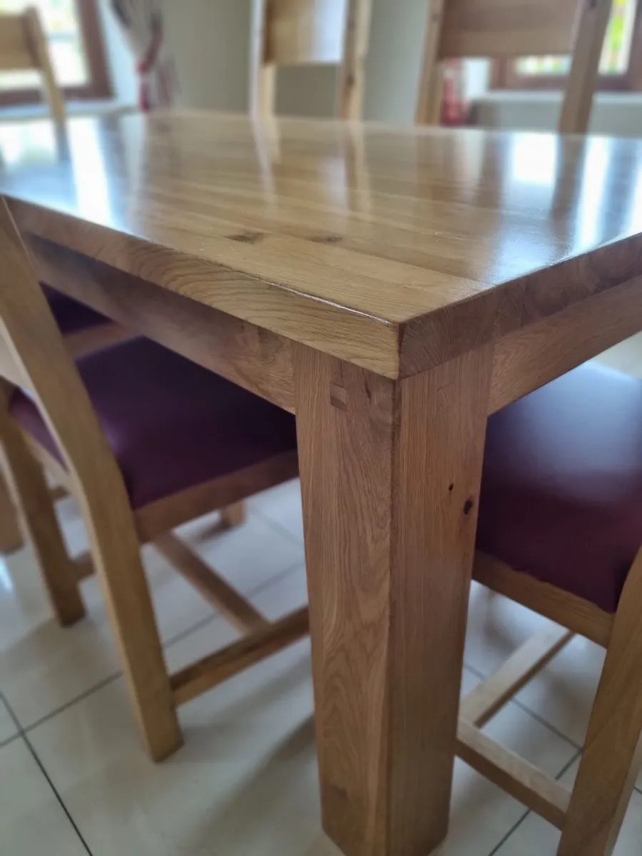 Solid oak dining table + 6 solid oak chairs . - Image 1