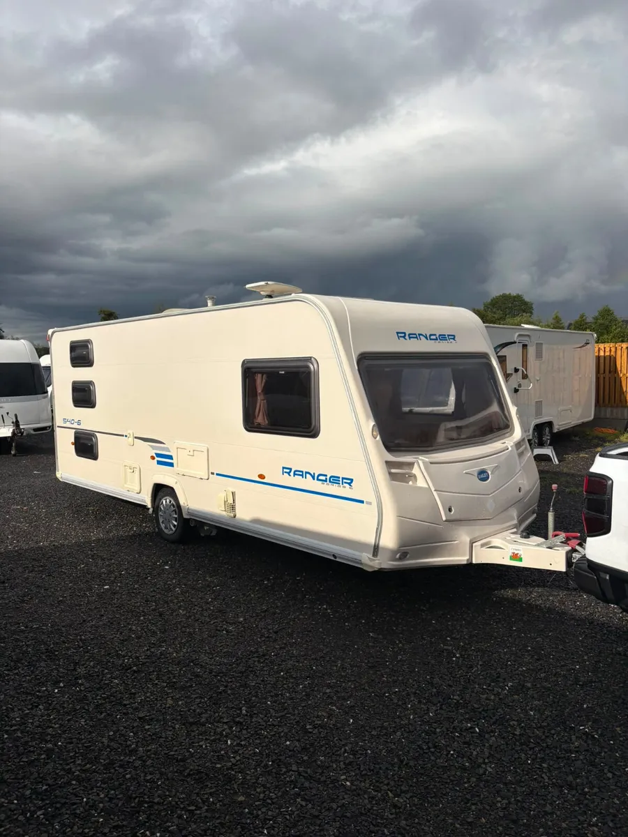 Bailey 6 berth fixed triple bunkbeds Caravan - Image 3