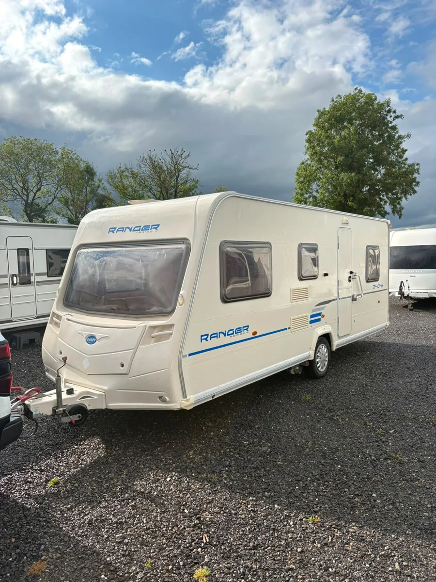 Bailey 6 berth fixed triple bunkbeds Caravan - Image 4
