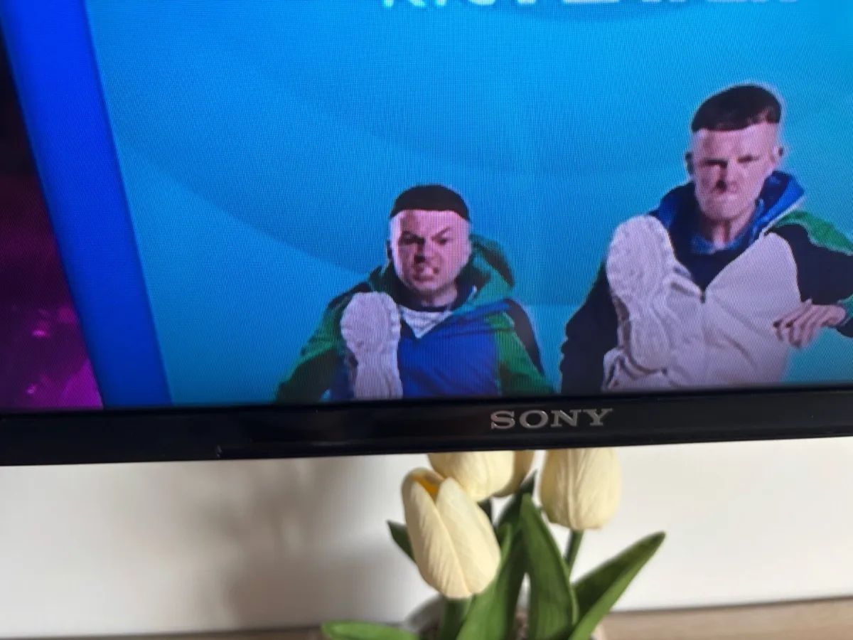 Sony 48” TV Android Smart Tv incl wall bracket - Image 2