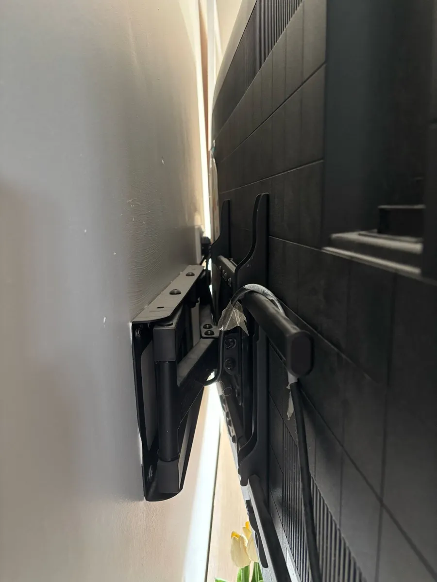 Sony 48” TV Android Smart Tv incl wall bracket - Image 3
