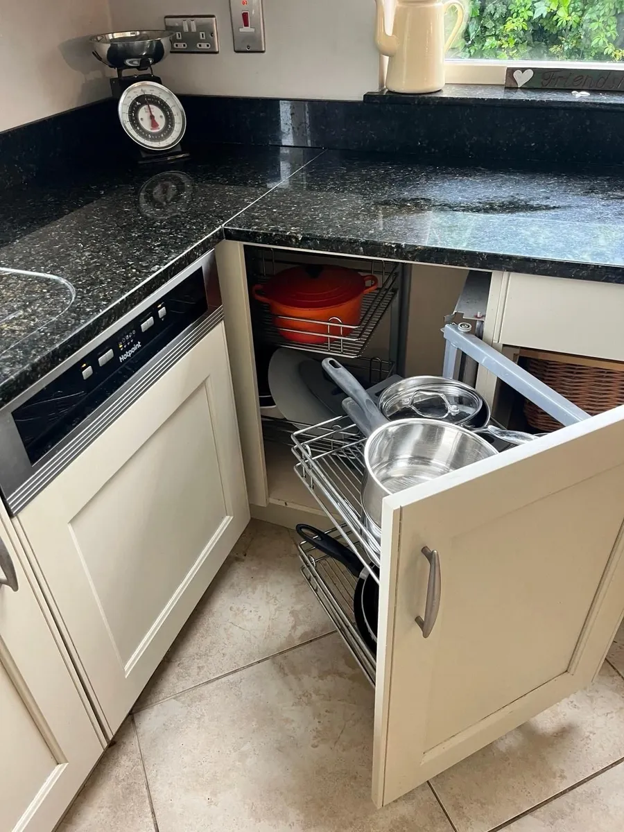 Kitchen, incl fridge, dish washer, gas cooker, fan - Image 2