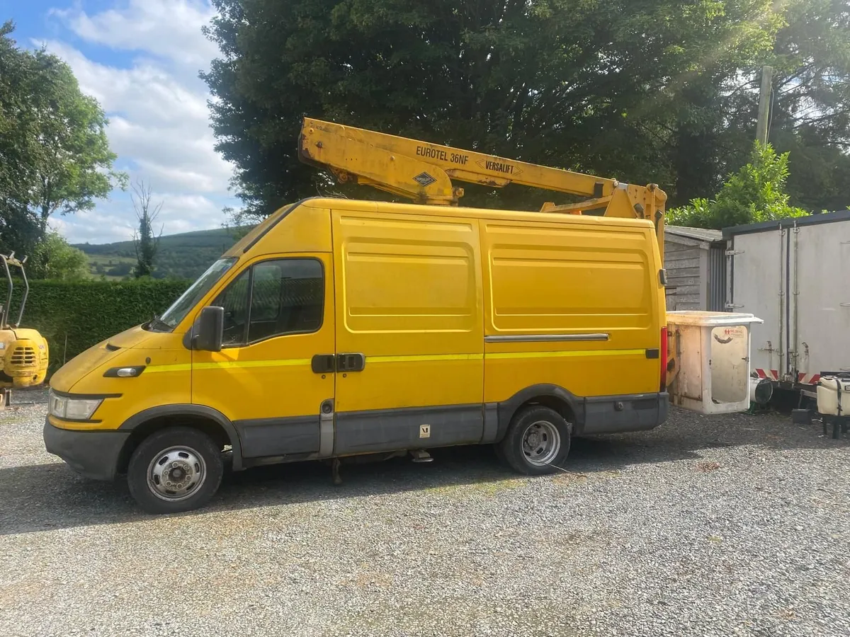 Cherry picker - Image 1