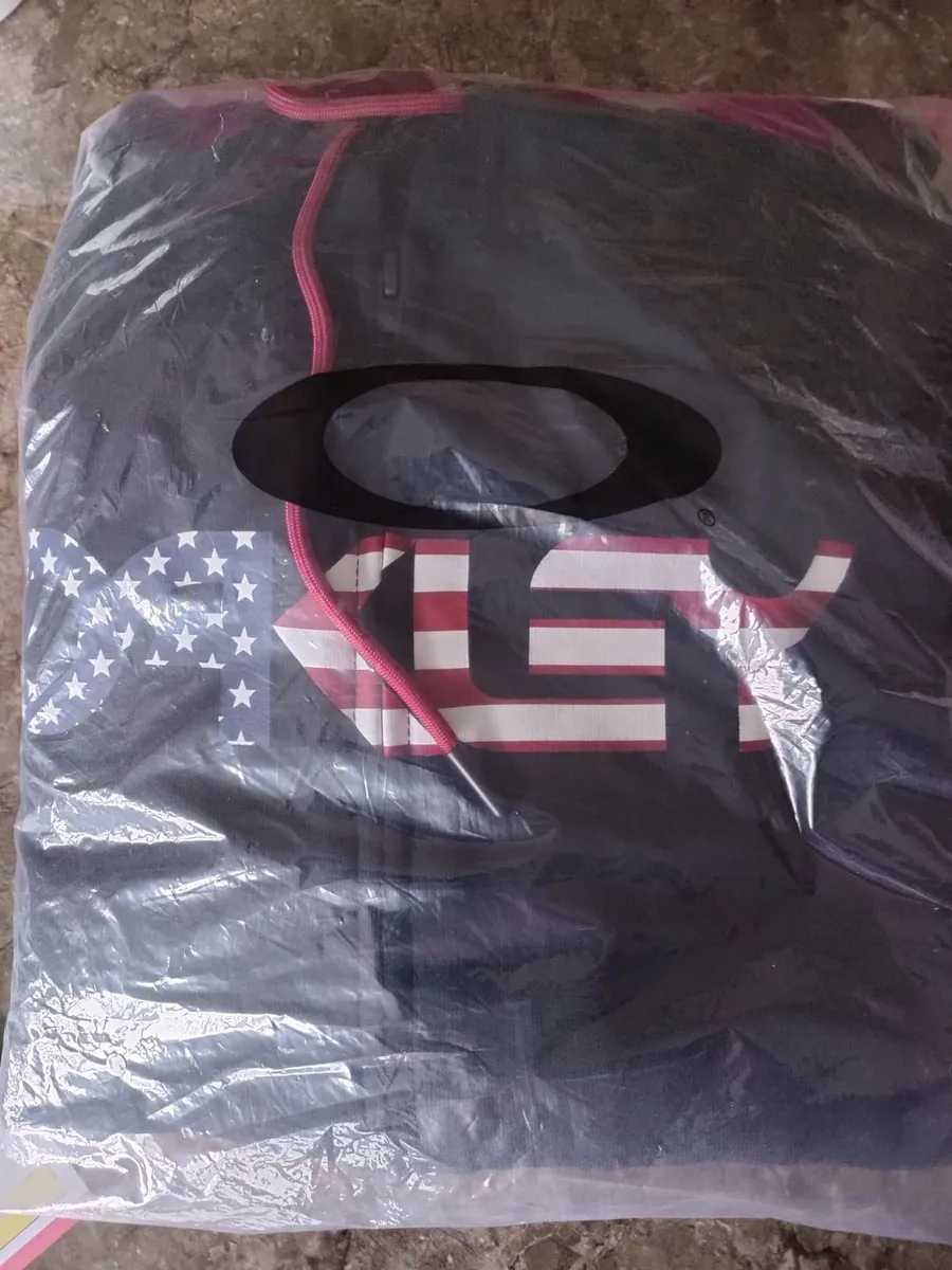Oakley Hoodie XL New - Image 4