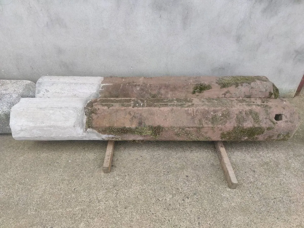 Pair of sandstone gateposts - Image 3