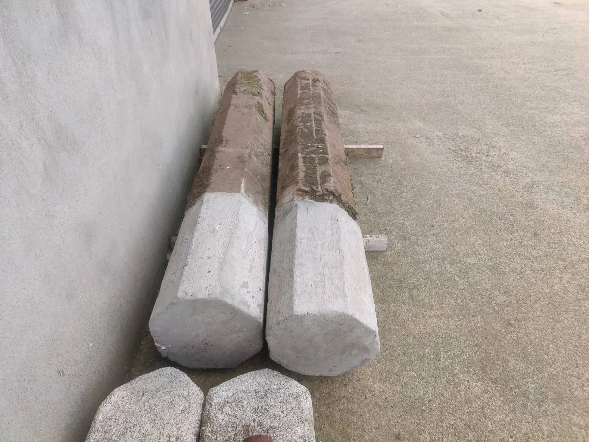 Pair of sandstone gateposts - Image 1
