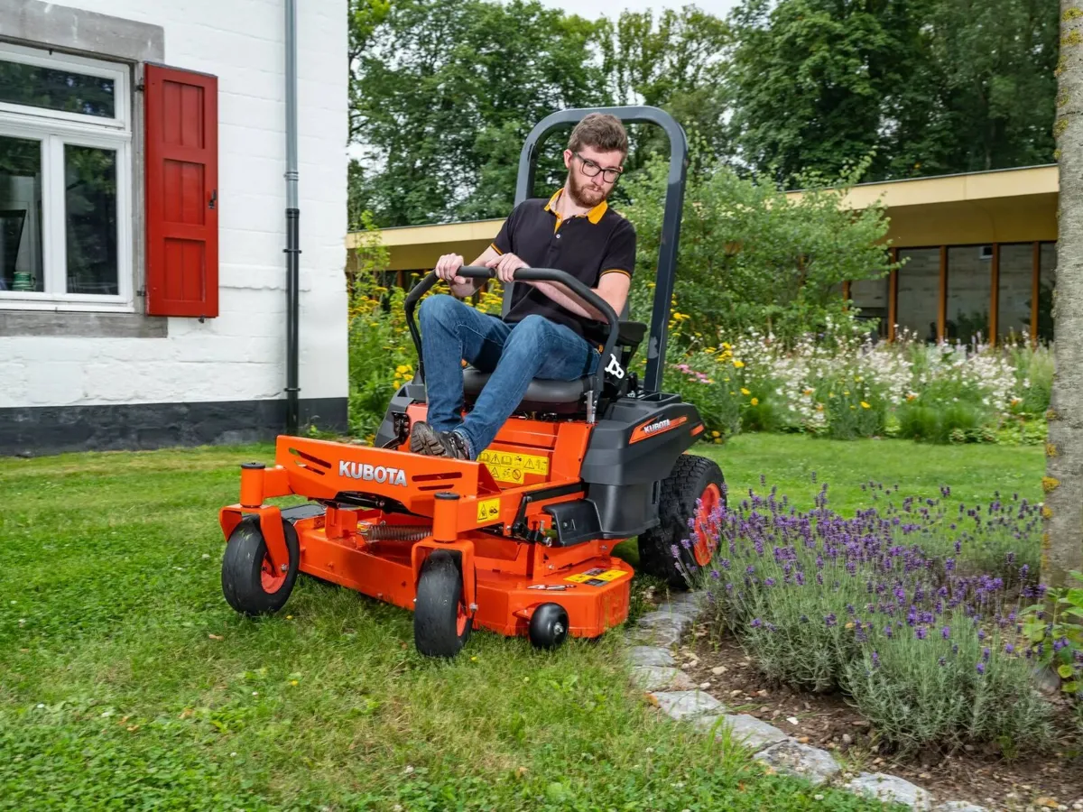 Kubota Z122R Zero Turn Lawnmower - Image 1
