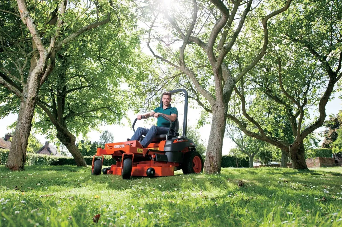 Kubota Z122R Zero Turn Lawnmower - Image 2