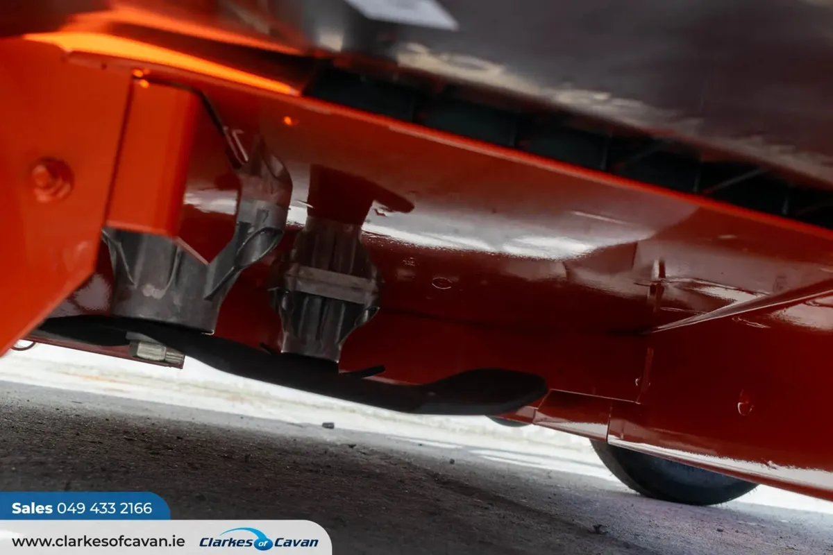 Kubota Z1-421 Zero Turn Lawnmower - Image 4