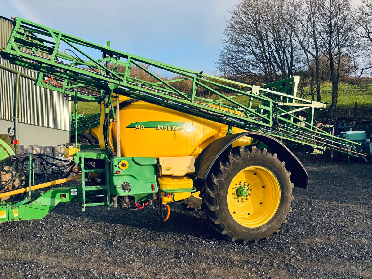 John Deere 740 Sprayer - Image 2