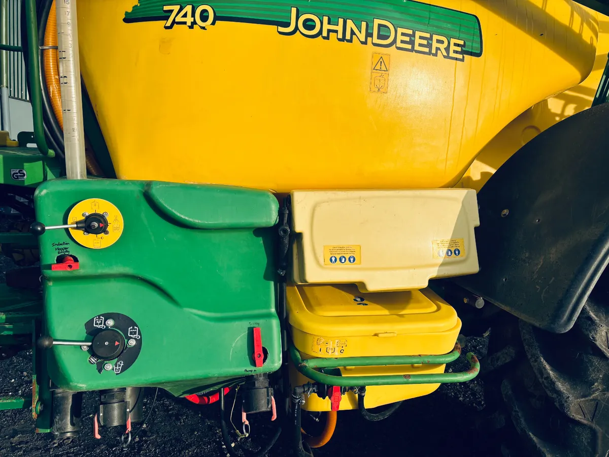 John Deere 740 Sprayer - Image 4