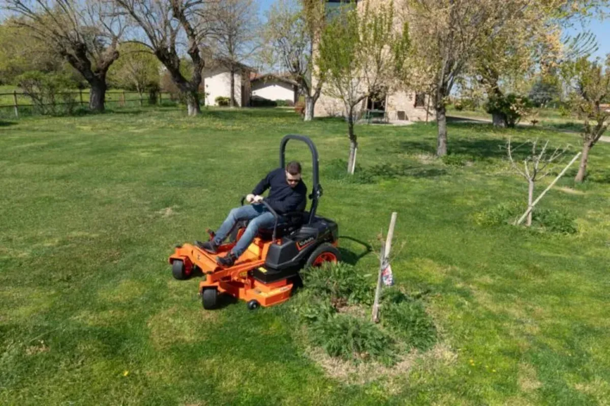 Kubota Z2-481 Zero Turn Lawnmower - Image 2