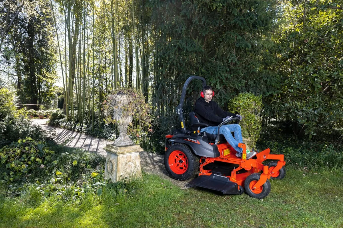 Kubota Z4-541 Zero Turn Lawnmower - Image 2