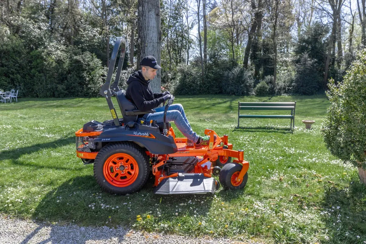 Kubota Z4-541 Zero Turn Lawnmower - Image 4