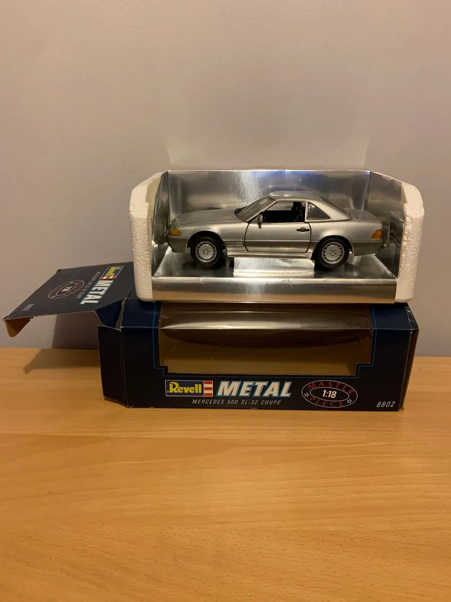 Mercedes 500 SL 32 Coupe 1/18 Revell Metal Model - Image 3