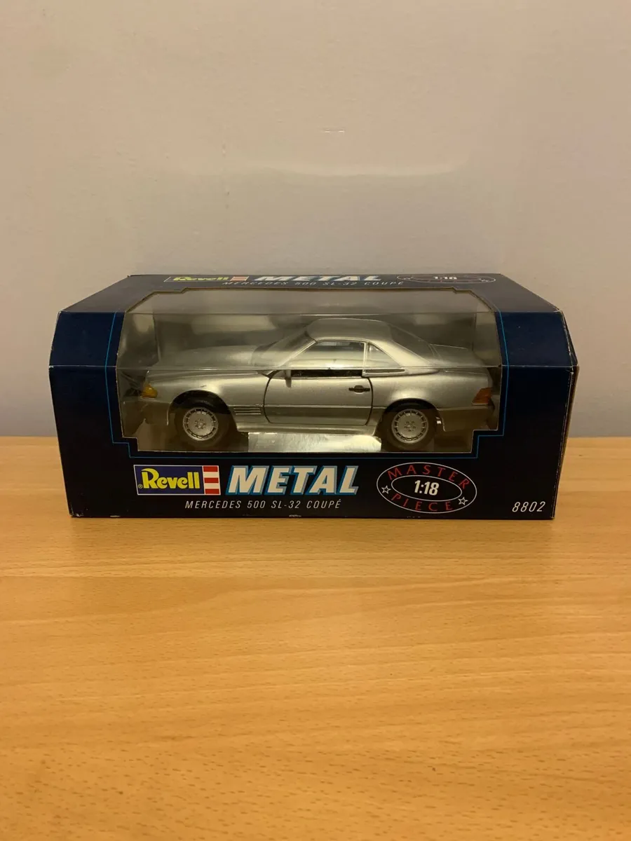 Mercedes 500 SL 32 Coupe 1/18 Revell Metal Model - Image 2