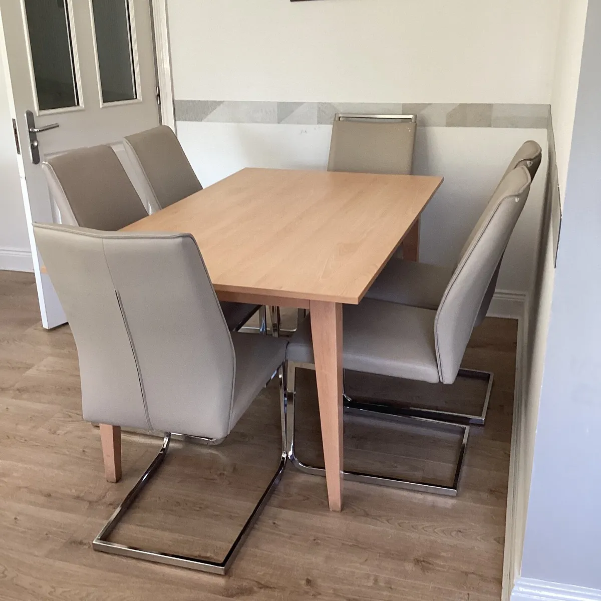 Dining table and chairs - Image 1