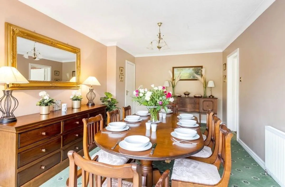 Mahogany Dining table & 8 chairs - Image 1