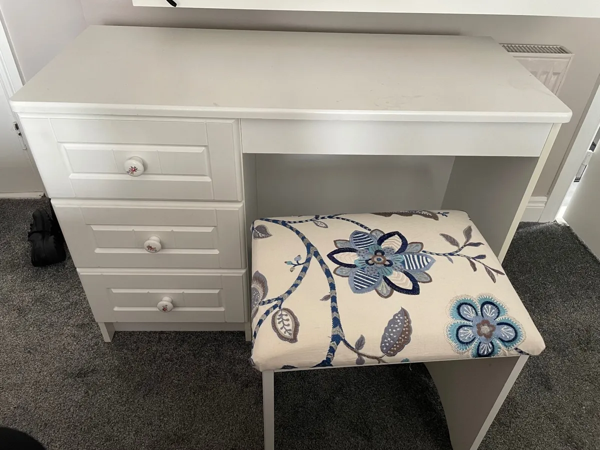 Vanity unit and stool - Image 4