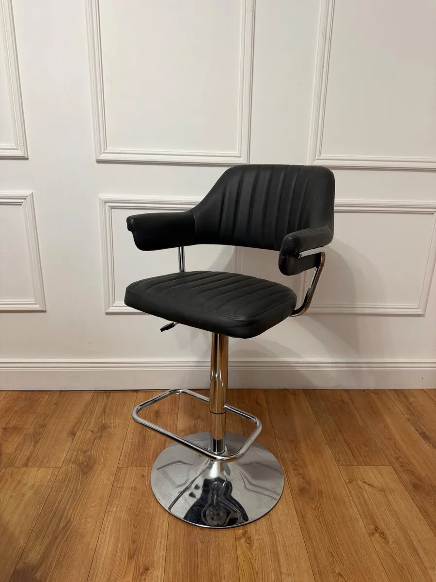Height-Adjustable Chair - Image 1